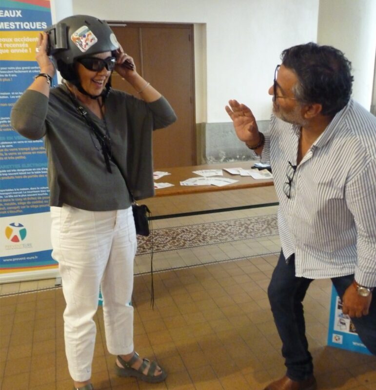 casque et lunettes pour se mettre dans la peau d'un enfant